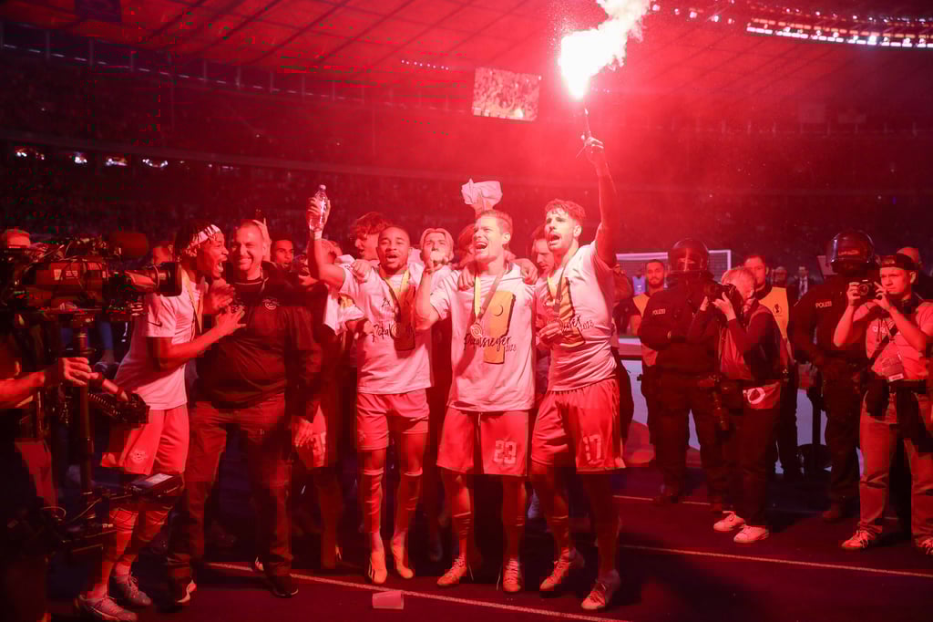 Szoboszlai (r.) und Teamkollegen beim Bengalo-Jubel.