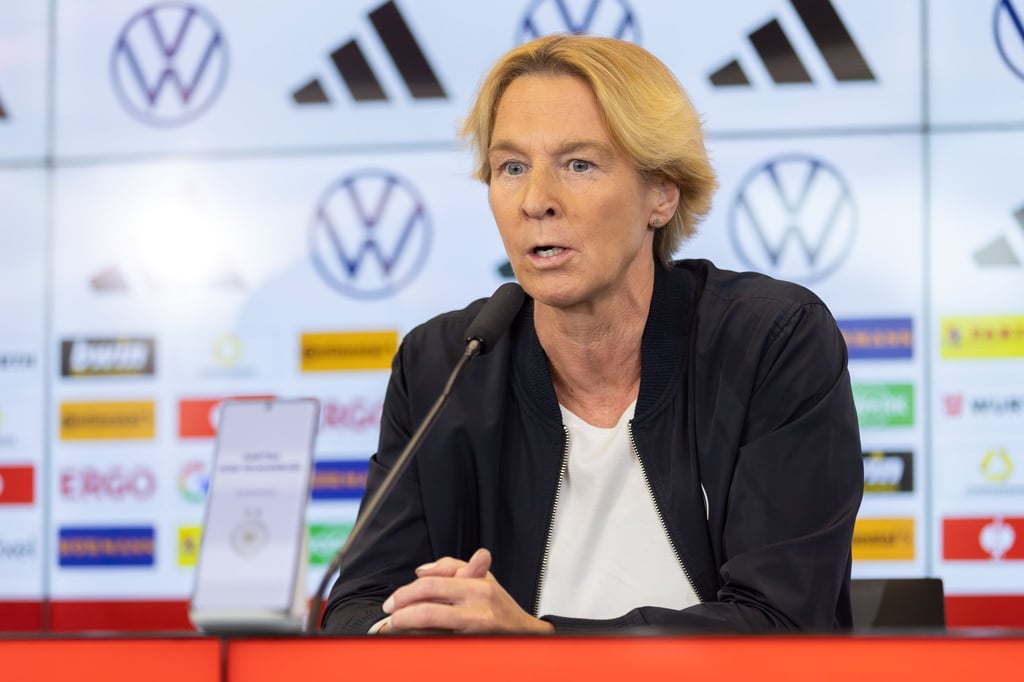 Frauen-Bundestrainerin Martina Voss-Tecklenburg nominierte ein Trio nach.