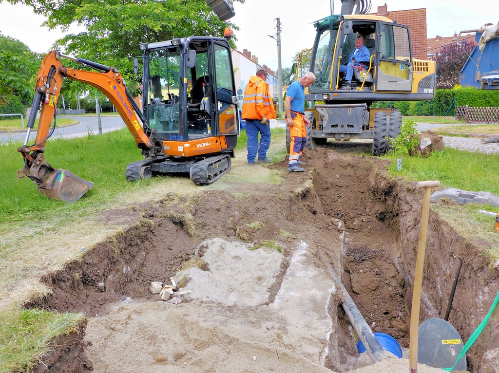 Das Verlegen einer Regenwasserleitung im Bereich des ehemaligen Luftschutzbunkers. Die Tiefbauer aus Bernburg müssen tapfer sein, finden sie doch außer nicht eingezeichneten Leitungen auch massive Betonfundamente unter dem Colphusplatz.