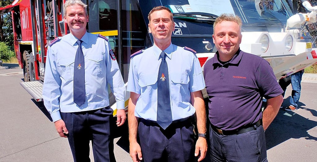 Marcel Grießig, Wehrleiter Maik Heidemüller und Egbert Uhde (von links) von der Bundeswehr geben Einblicke in das Leben eines Feuerwehrmans.