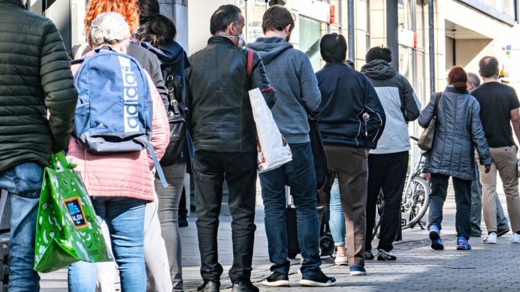 Schlange stehen lohnt sich kaum: In Magdeburg türmen sich die Anträge im Wohn- und Sozialamt. Nun macht das Amt dicht - für eine Woche. Das müssen Sie jetzt wissen. Symbolbild: