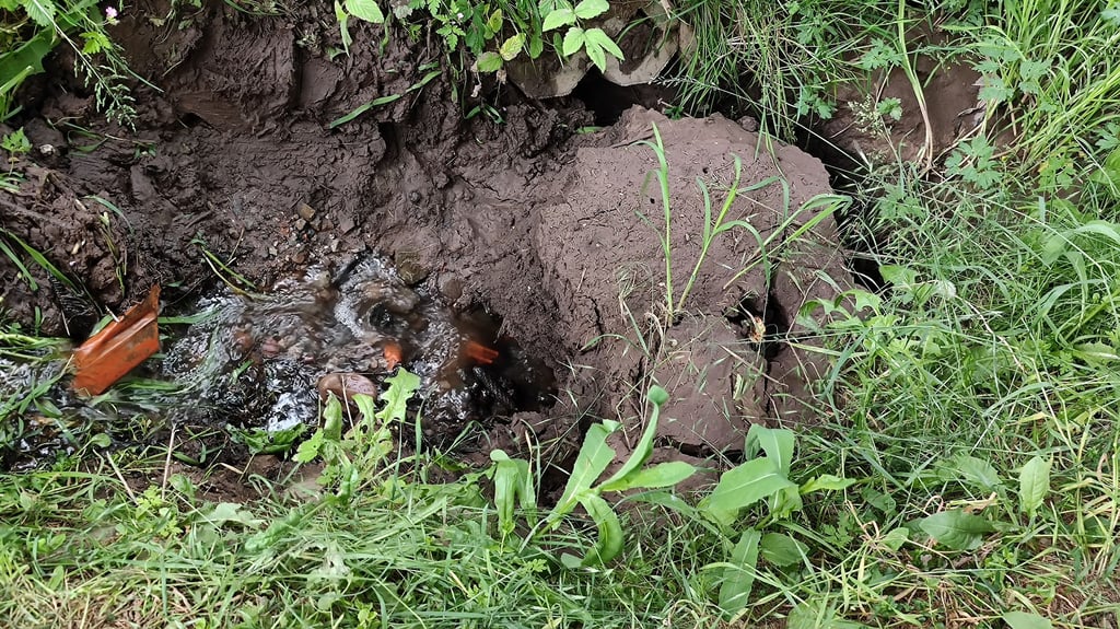 Der Pölsfelder Tiefenbach verschwindet jetzt am Ortseingang plötzlich im Erdreich.