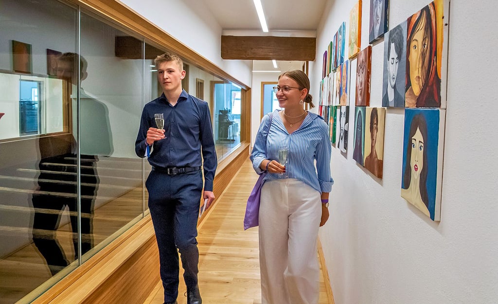 In der „Alten Mühle“ der Landesschule Pforta in Schulpforte ist eine gelungene Verbindung aus historischem Denkmal und modernen Unterrichtsräumen entstanden. Arvid Heinze (11 N) und Lea Späth (11 N) schauen sich das Gebäude an.