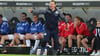 Bielefelds Trainer Uwe Koschinat erteilt seinen Spielern während einer Partie Anweisungen.