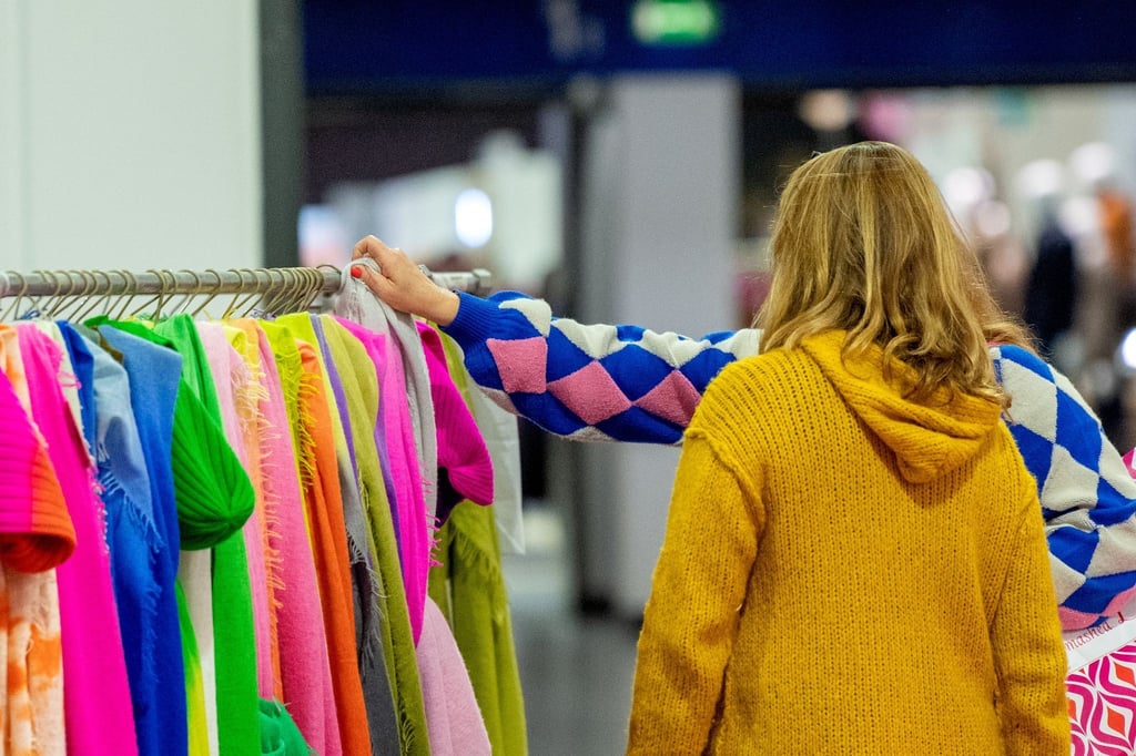 Verbraucherinnen und Verbraucher haben verschiedene Möglichkeiten, mit Preisanstiegen umzugehen: Neben dem Griff zu günstigeren Produkten und dem Aufschieben größerer Anschaffungen gewinnt das Feilschen derzeit an Bedeutung.