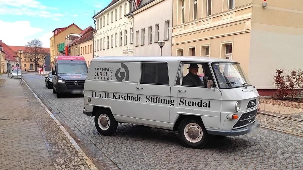 Mit diesem Oldtimer, einem DKW-IMOSA F1000, beliefern Mitarbeiter der Kaschade-Stiftung die 45 zu Bücherschränken umgebauten Telefonzellen im Landkreis Stendal. Weitere werden so schnell nicht hinzukommen.