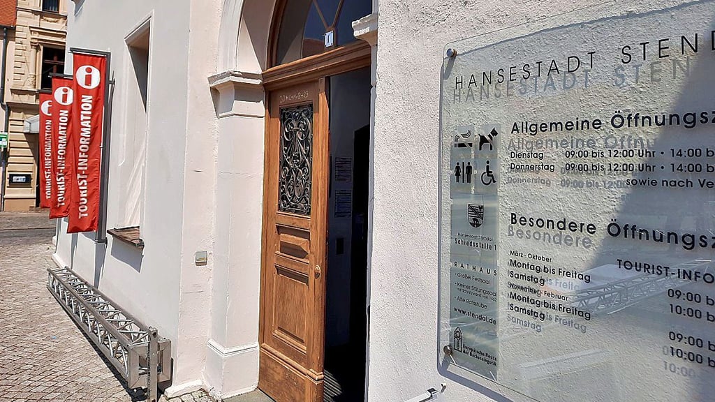 Ein unbekannter Mann soll in der Nacht zu Freitag versucht haben, ins Rathaus der Stadt Stendal einzubrechen.