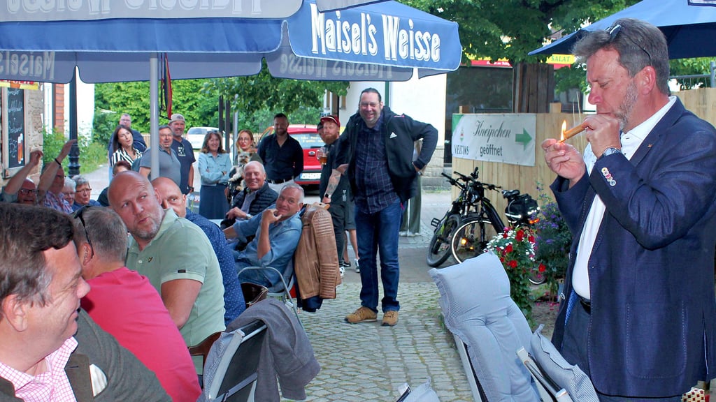 Mit einer Zigarre feiert Denis Loeffke (rechts) seinen Wahlsieg. Laut vorläufigem Endergebnis votierten etwa zwei Drittel der Ilsenburger Wähler für den Christdemokraten.