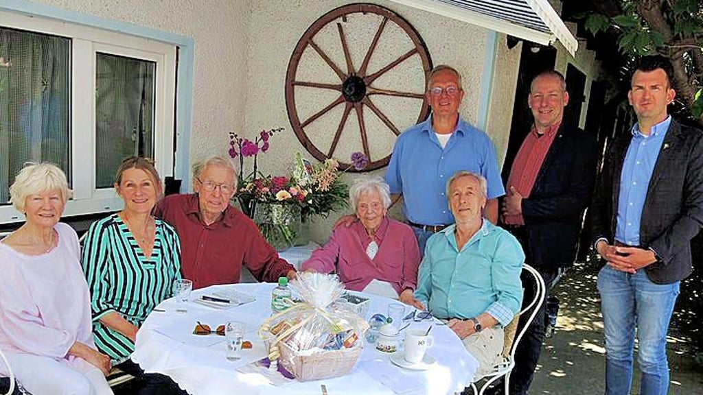 Gemütliche Geburtstagsrunde im Garten in der Herzogstraße: Jubilarin Liebeth Völksen (sitzend, 2. von rechts) mit ihrer Familie und Gratulanten, hinten von rechts: Vize-Bürgermeister Normen Wegener, Pastor Eckehard Winde und Großneffe Andreas Kröber.