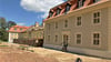 Das Rentamt ist bereits saniert, das alte Schloss daneben braucht ein neues Dach. Auch das neue Schloss im Hintergrund soll noch saniert werden.