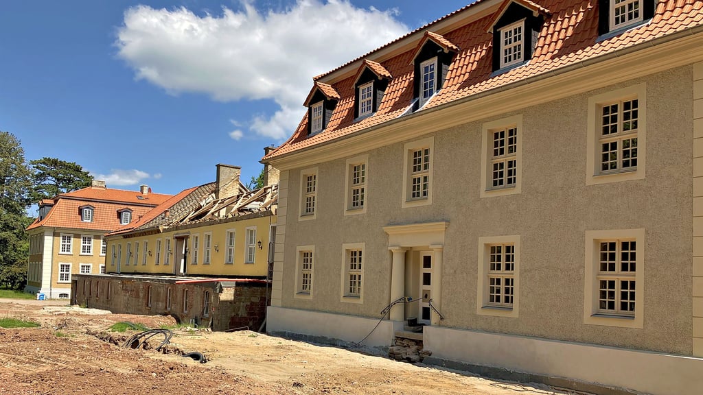 Das Rentamt ist bereits saniert, das alte Schloss daneben braucht ein neues Dach. Auch das neue Schloss im Hintergrund soll noch saniert werden.