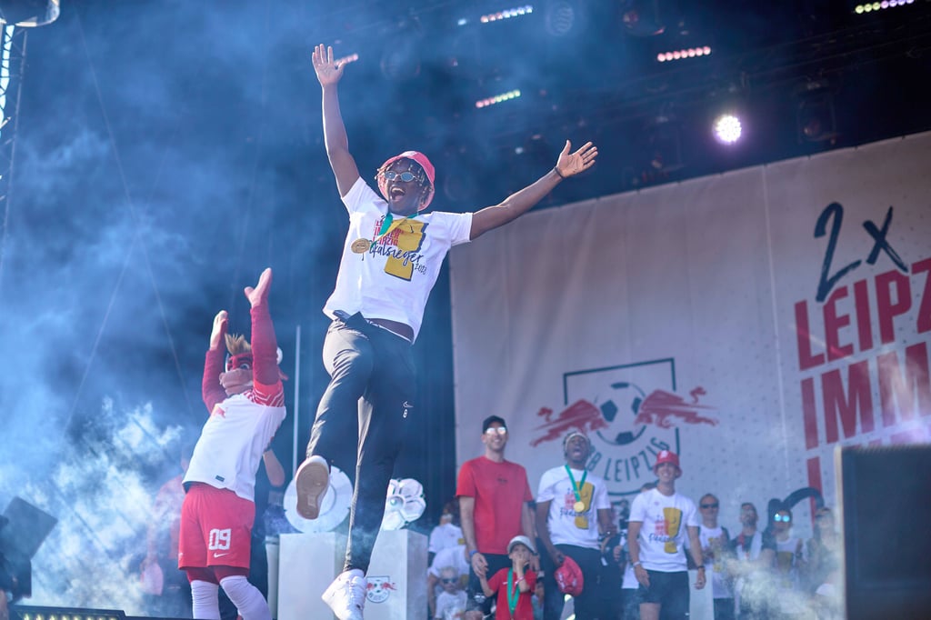 Freudensprung bei Amadou Haidara auf der Festwiesenbühne.
