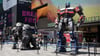 Übergroße Roboterfiguren stehen auf dem Times Square,um für den „Transformers“-Film zu werben.