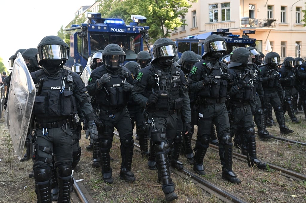 Polizei fährt Wasserwerfer zur Räumung einer Straße auf.