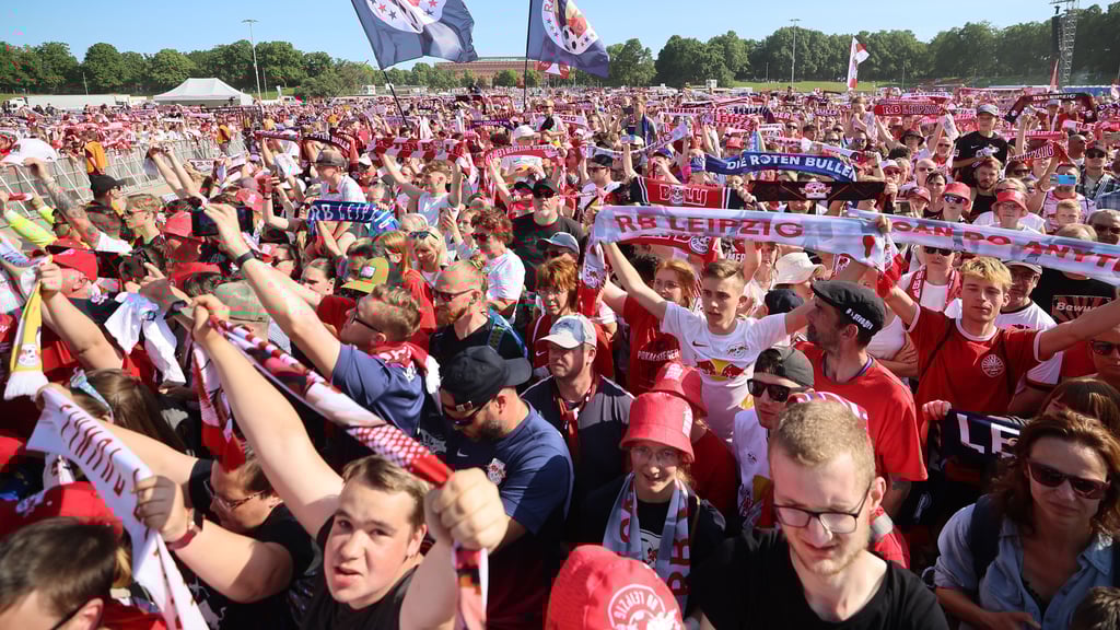 Schals, so weit das Auge reicht: Pokalparty von RB Leipzg auf der Festwiese.