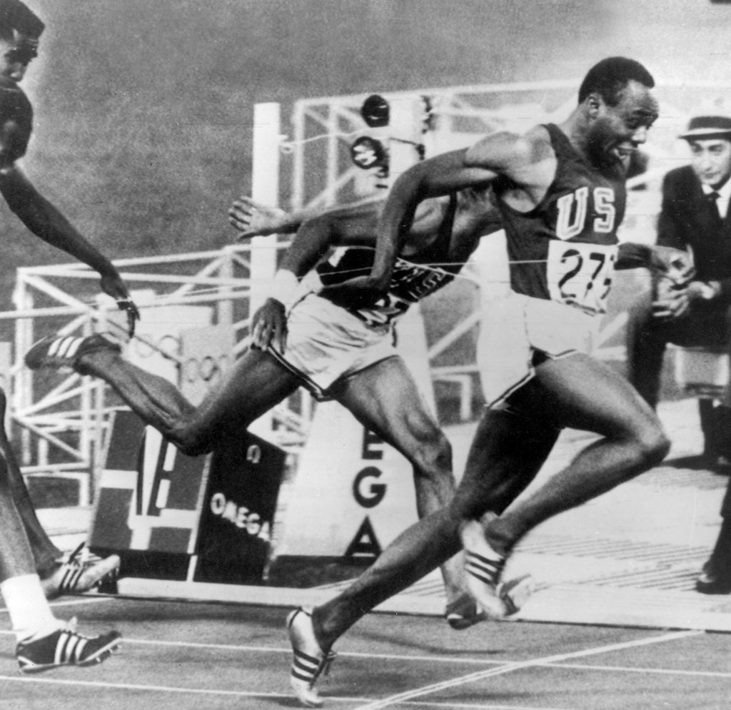 14.10.1968, Mexiko-Stadt: Im dramatischen 100-m-Finale der Männer bei den Olympischen Sommerspielen siegt USA-Sprinter Jim Hines (r) mit neuer Weltrekordzeit.