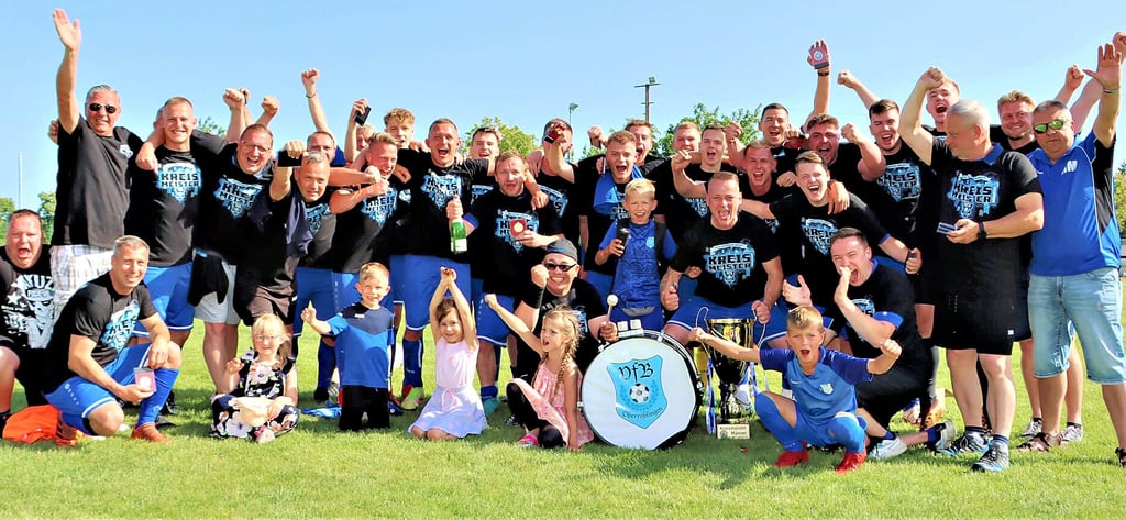 Der VfB Oberröblingen ist Kreismeister in der Saison 22/23. Der Jubel ist entsprechend groß.
