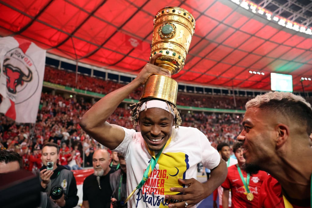 Der König von Berlin: Mohamed Simakan mit DFB-"Krone".