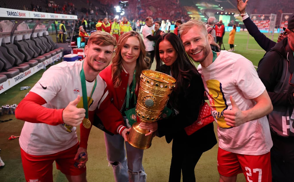 Abschied der Kumpels: Timo Werner (l.) und Konrad Laimer, der nach München wechselt, mit Freundinnen.