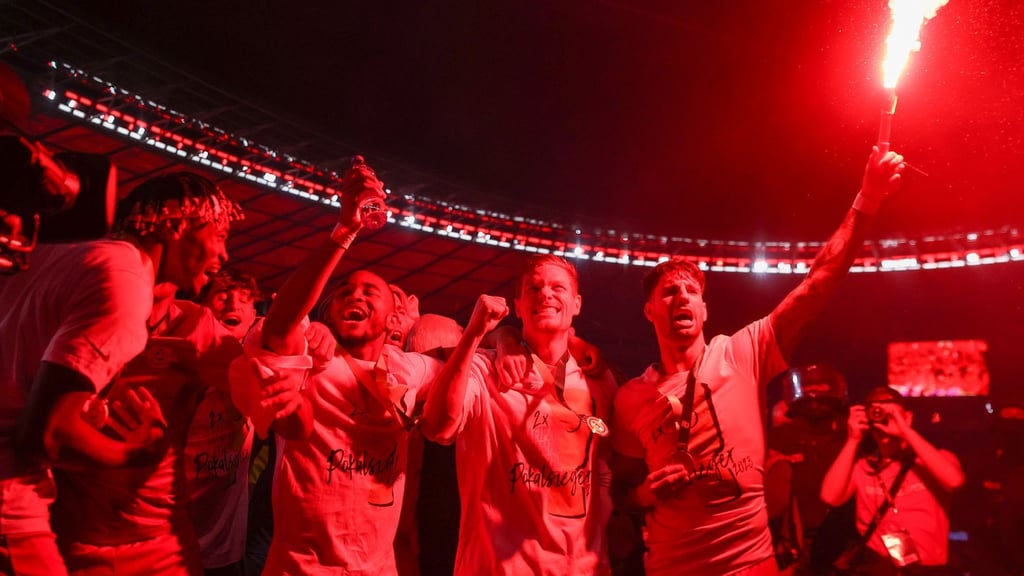 Leipzigs Dominik Szoboszlai (r) feiert den RB-Pokalsieg mit einer Pyro-Fackel.