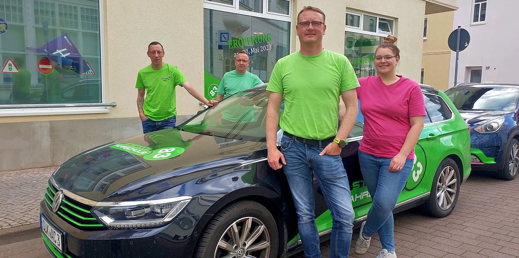 Stefan Repert (vorn) hat bereits eine Fahrschule in Bernburg und jetzt auch in Köthen.