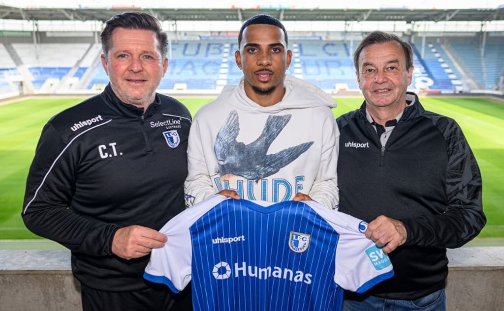 Schließt sich dem 1. FC Magdeburg an: Neuzugang Xavier Amaechi (Mitte), hier mit Sport-Geschäftsführer Otmar Schork (rechts) und Cheftrainer Christian Titz (links).