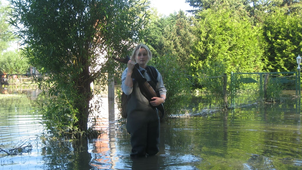 Das Fischereigelände in Weißenfels stand 2013 komplett unter Wasser. Mitarbeiterin Susan Kalks rettet einen Stör, den die Flut auf eine Straße gespült hatte.