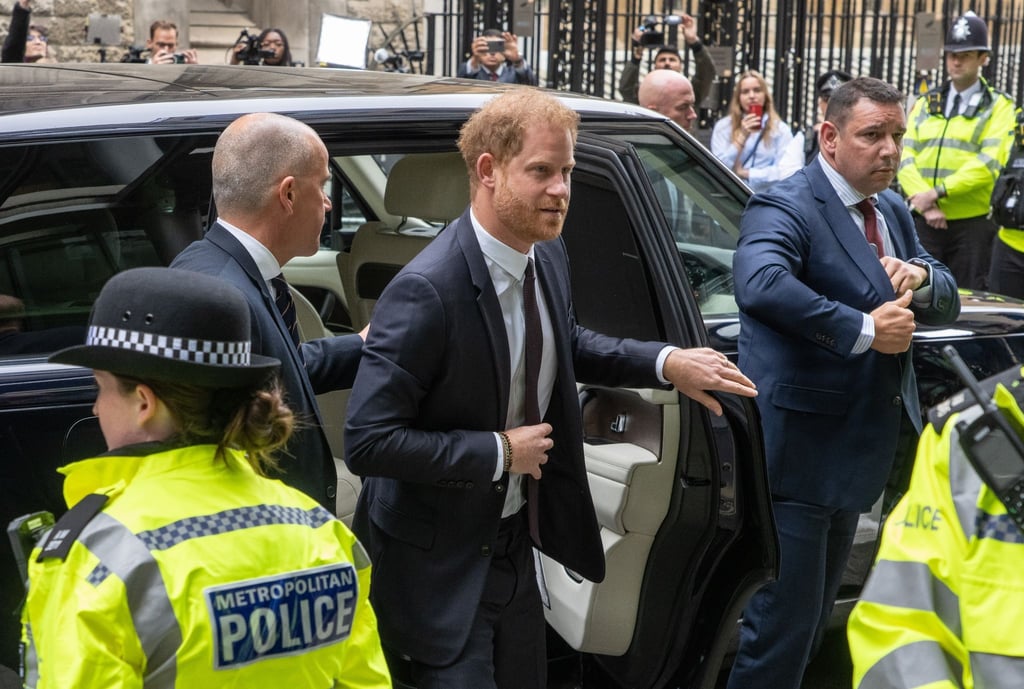 Prinz Harry auf dem Weg zum Gericht in London.