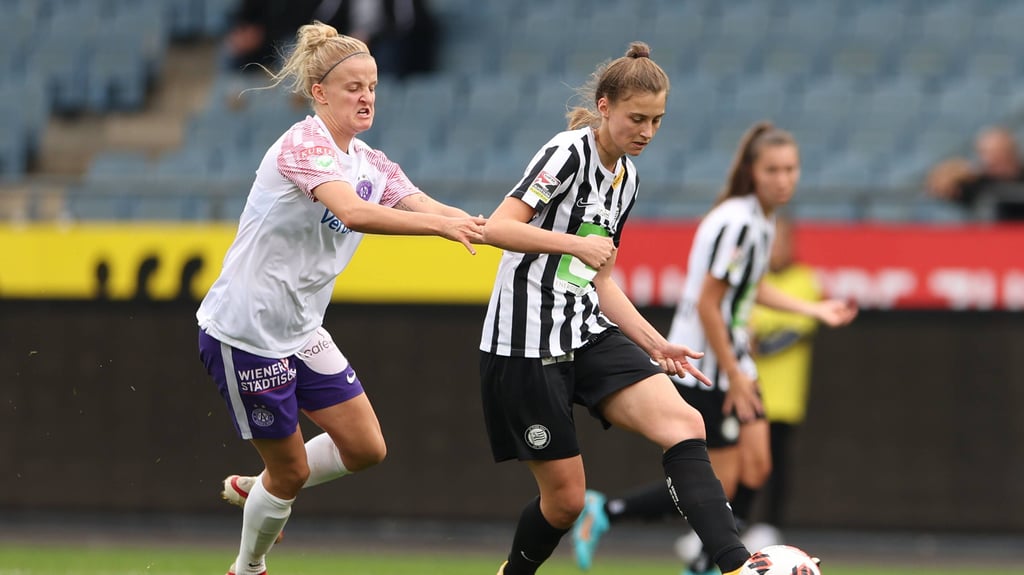 Julia Magerl (r.) bei einem Spiel für Graz.