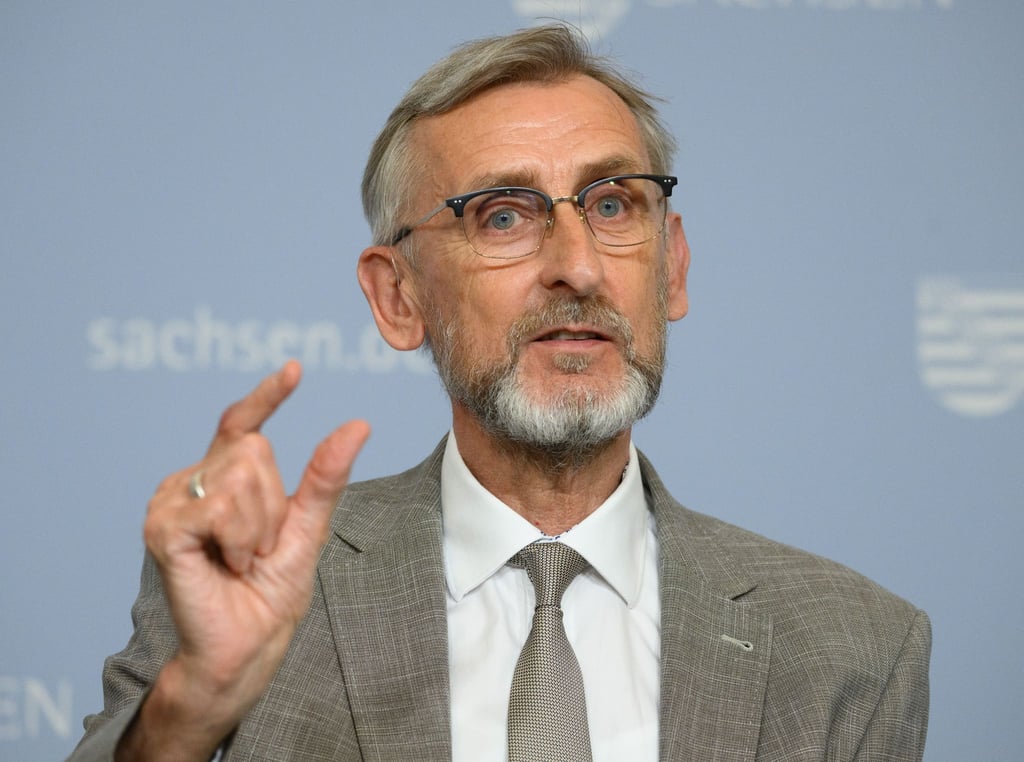 Armin Schuster (CDU), Innenminister in Sachsen, spricht während der Kabinetts-Pressekonferenz in der Sächsischen Staatskanzlei.