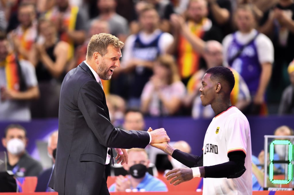 Dirk Nowitzki (l) gibt Dennis Schröder die Hand.