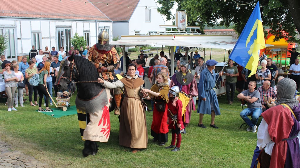 Otto II. gab sich hoch zu Ross die Ehre zum Jubiläum auf der Burg in Walternienburg vorbei zu schauen.
