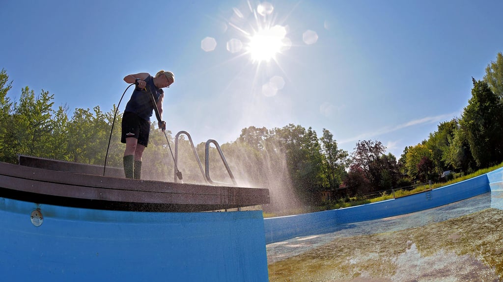 Saubere Sache: Vanessa Cibura reinigt die Springplattform im Freibad.