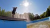 Saubere Sache: Vanessa Cibura reinigt die Springplattform im Freibad.