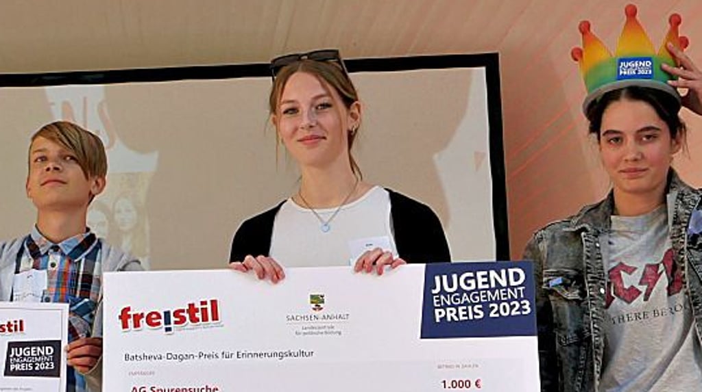 Ausgezeichnet: Die „AG Spurensuche“ aus Röblingen und das Transkulturelle Jugendform Sangerhausen (unten).
