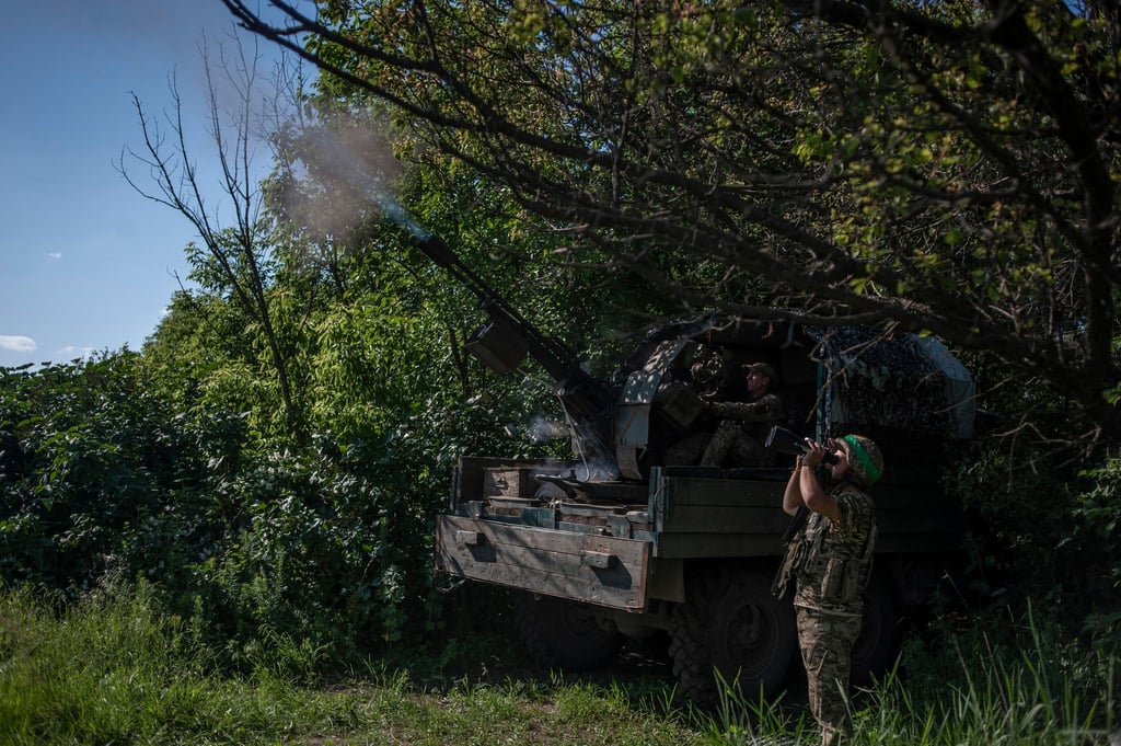 Ukrainische Soldaten schießen an der Front nahe Bachmut auf ein russisches Luftziel.