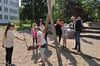 Kinder aus dem Neustädter Feld zeigen Vertretern der Stadt Magdeburg Schäden auf Spielplätzen.