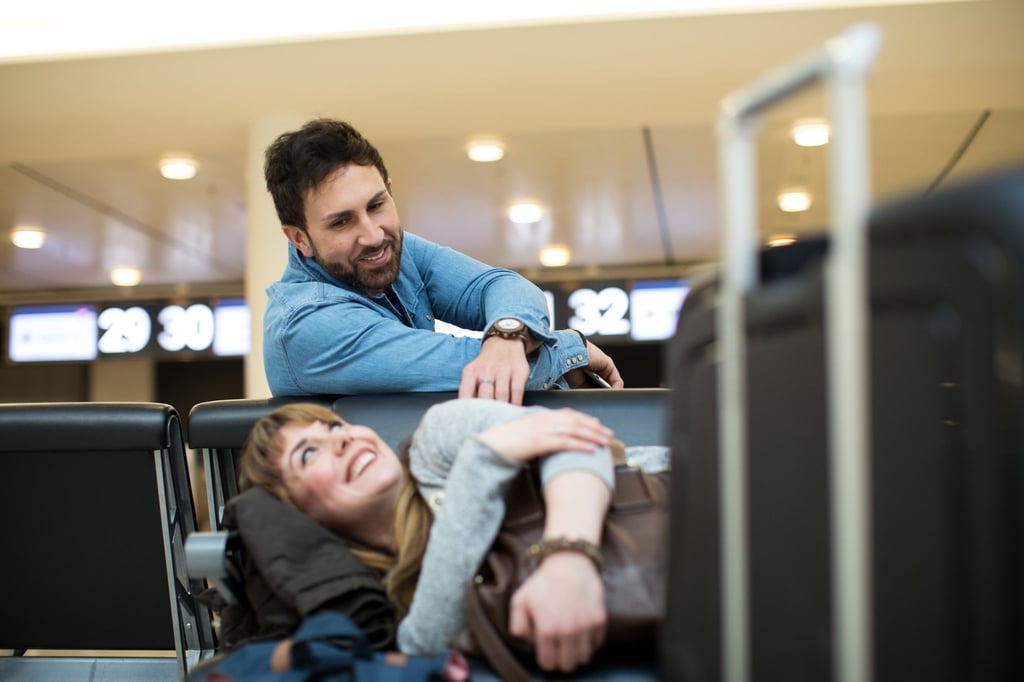Verliebte können dem Partner mit einer geschenkten Reise auch neue Seiten von sich selbst zeigen.