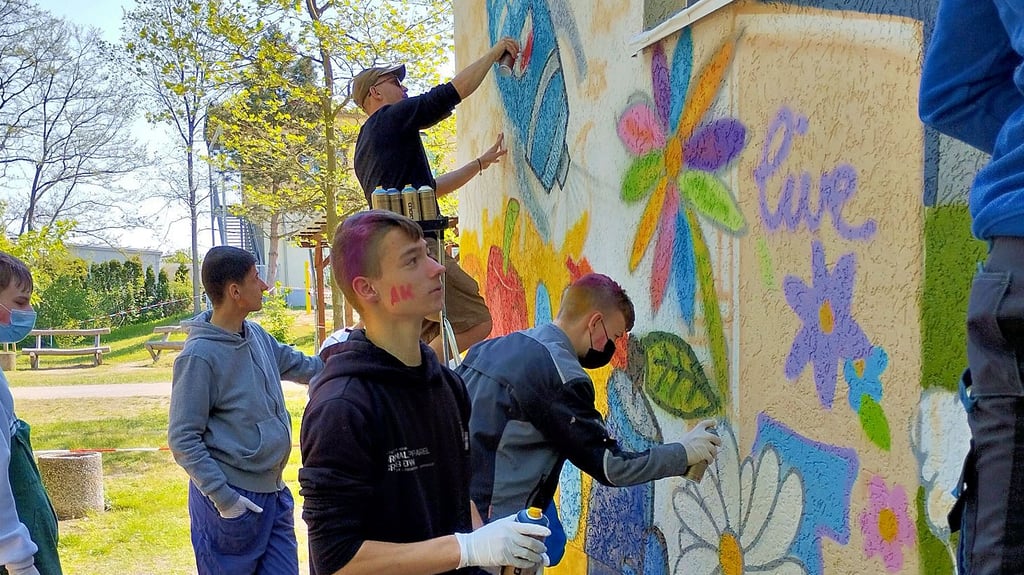 Gemeinsam arbeiteten die Schüler der Klasse 8a an dem Wandbild auf dem Schulhof.