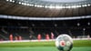 Ein Spielball liegt auf dem Rasen.