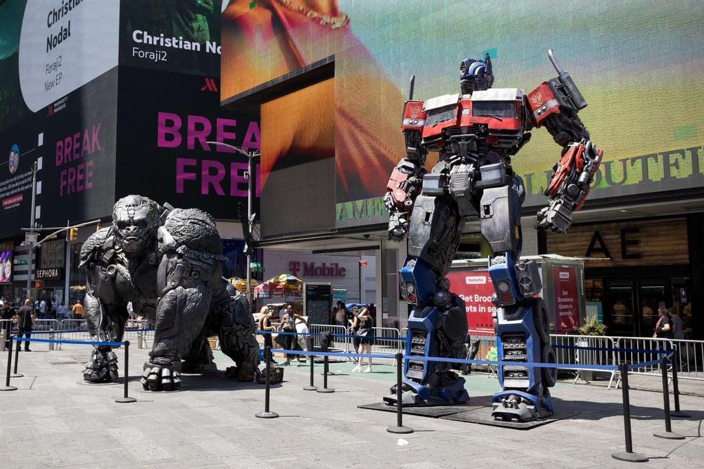 Übergroße Roboterfiguren stehen auf dem Times Square, um für den neuen „Transporters“-Film zu werben.