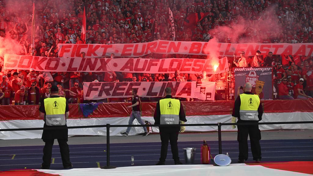 Banner im RB-Block beim DFB-Pokalfinale.