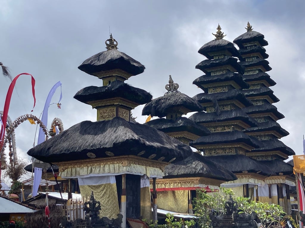 Bali ist überwiegend hinduistisch geprägt. Dass sich Touristen an bedeutenden Religionsstätten despektierlich verhalten, will der Insel-Gouverneur nicht länger hinnehmen.