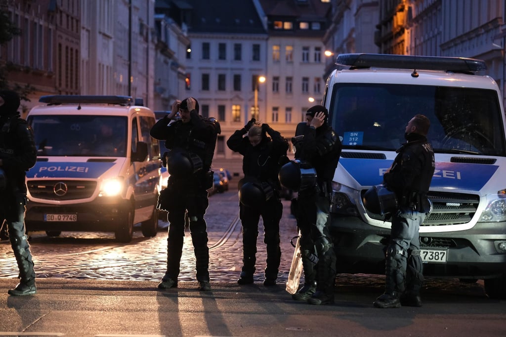 Polizisten stehen an einer Kreuzung im Leipziger Stadtteil Connewitz.