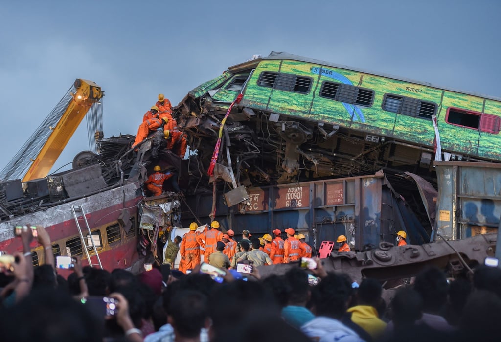 Drei Züge waren laut Behörden an dem Unfall beteiligt, der sich in einer ländlichen Gegend im Bezirk Balasore, gut 200 Kilometer südwestlich von Kolkata, am Freitag gegen 19 Uhr Ortszeit (15 Uhr MESZ) ereignete.