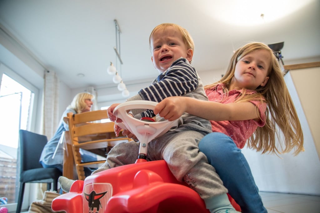 Da müssen sie erst mal alleine durch: Geschwister sollten miteinander streiten können, raten Experten.