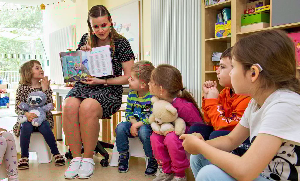 Maria Altenburg, Erzieherin und Sprachfachkraft in der Kita „Zappelmäuse“, liest aus dem Lieblingsbuch „Die kleine Fledermaus Wegda“ vor.