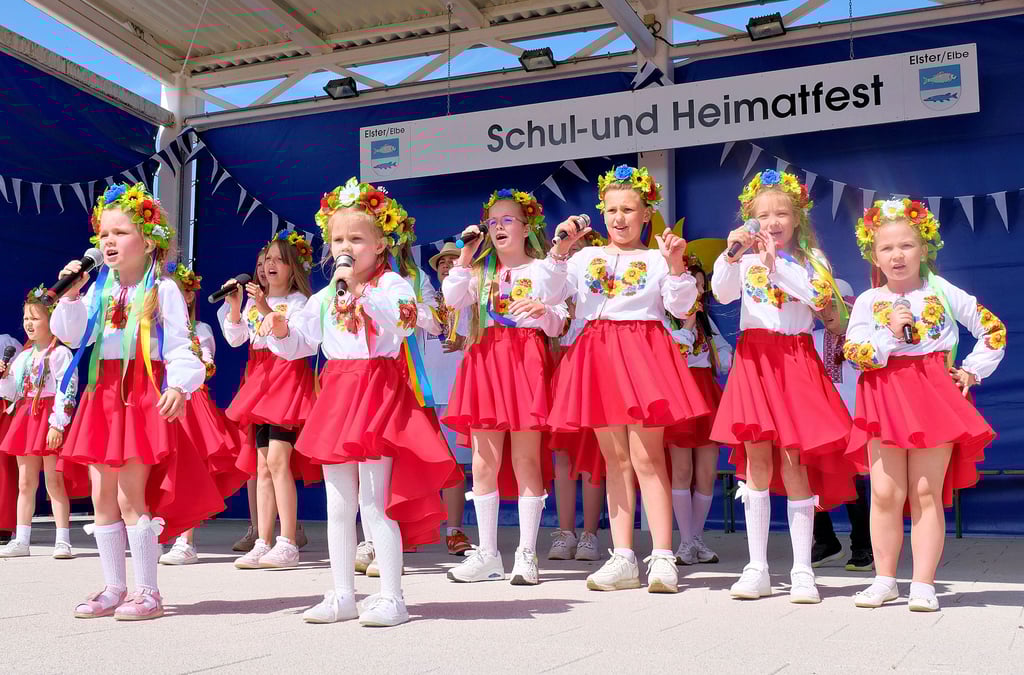 Das ukrainische Musik- und Tanz-Ensemble „Sun Royce“ ist zum 148. Schul- und Heimatfest extra aus Dessau angereist.