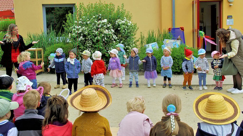 Märchenhaft ging in zum Kindertag in der Völpker Kita „Sperlinglust“ zu. Die Erzieherinnen hatten mit den Kinder Märchen der Gebrüder Grimm einstudiert. So zum Beispiel „Hänsel und Gretel“.