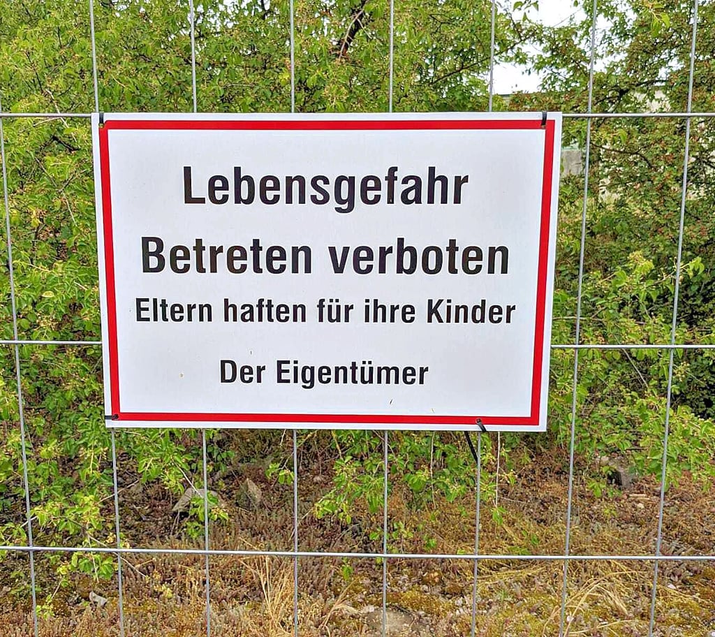 Nachdem unbekannte Personen illegal ein Loch auf dem Gelände der Giftgasfabrik "Orgacid" gegraben haben, hat die Eigentümerin das Areal in Halle-Ammendorf mit einem Bauzaun abgesperrt und zum ersten Mal ein Warnschild aufgehängt.